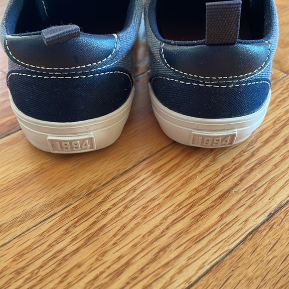 Old Navy size 10 blue/navy Velcro sneakers - Picture 2 of 6